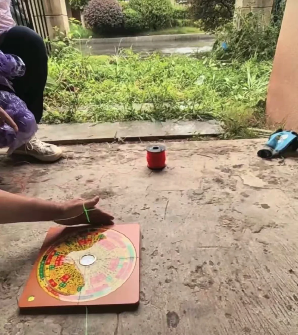 羅盤置於地面,拉線定出座向